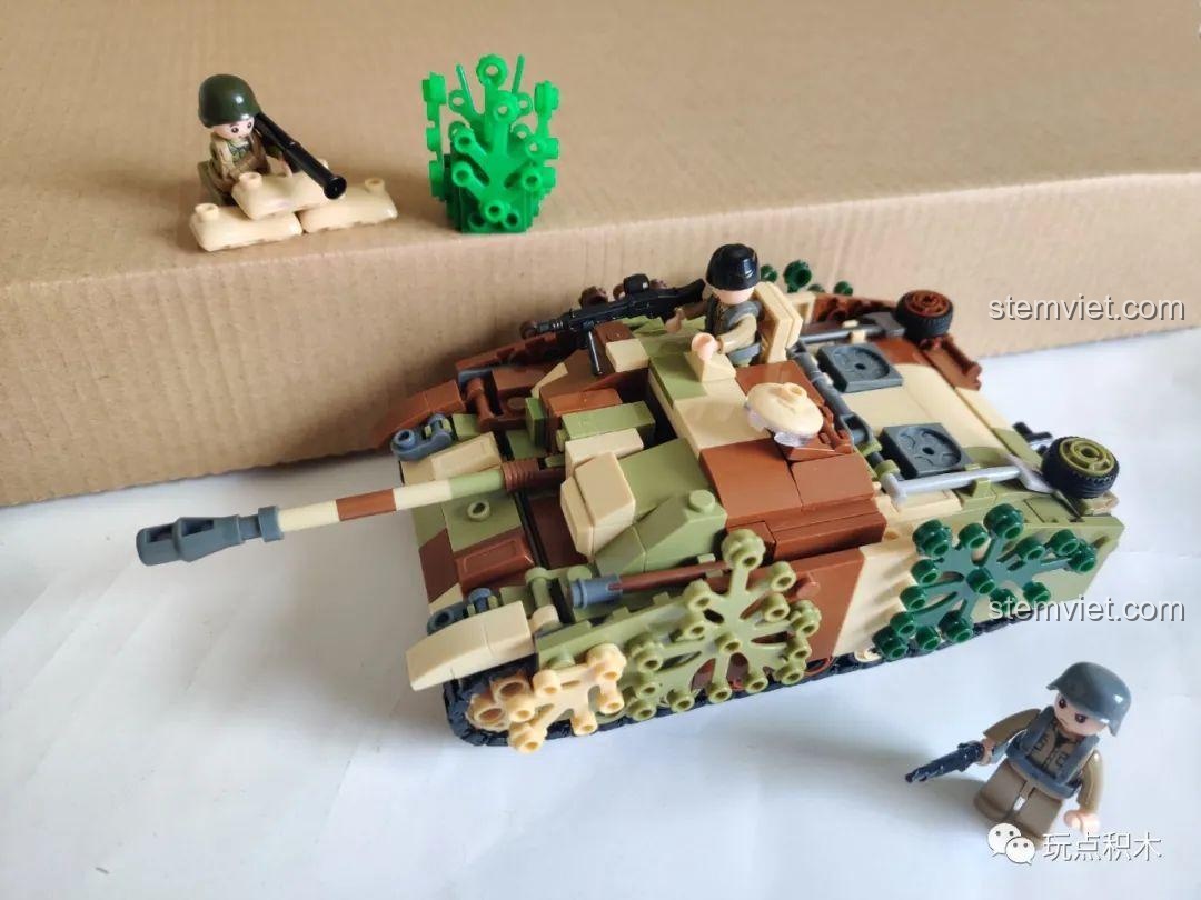 Dàn cảnh mô hình Pháo Tự Hành Chống Tăng StuG III của Đức 858 cùng các minifigures và phụ kiện.