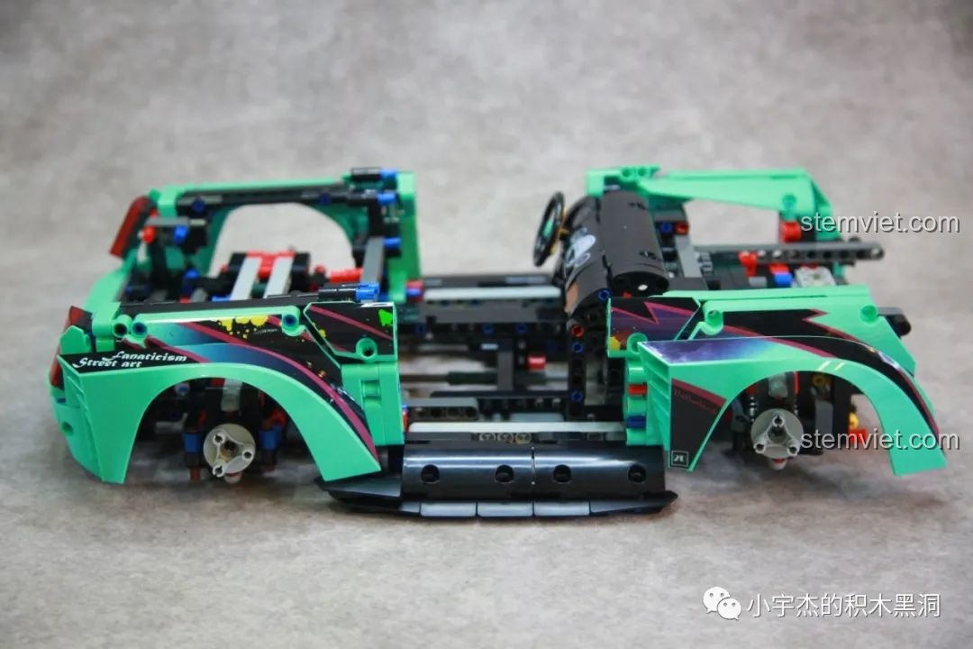 Mô hình xe K-Box 10505 sau khi được dán decal ở một bên thân xe, thể hiện sự khác biệt.