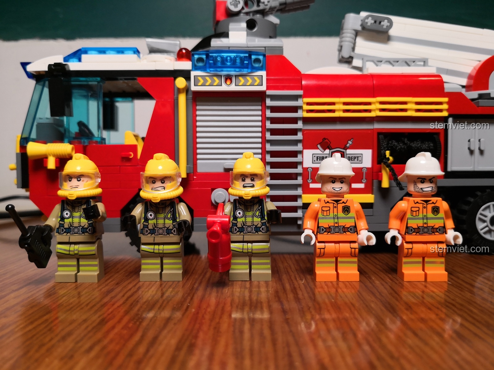 5 minifigure lính cứu hỏa và tài xế trong bộ QMAN 2809 với các biểu cảm và trang bị khác nhau.