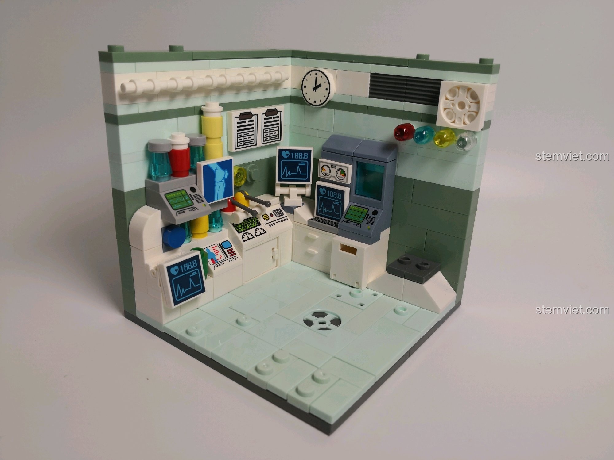 Dàn minifigure của bộ Phòng Phẫu thuật, bao gồm hai bác sĩ, một bệnh nhân và một mô hình bộ xương, rất đa dạng.