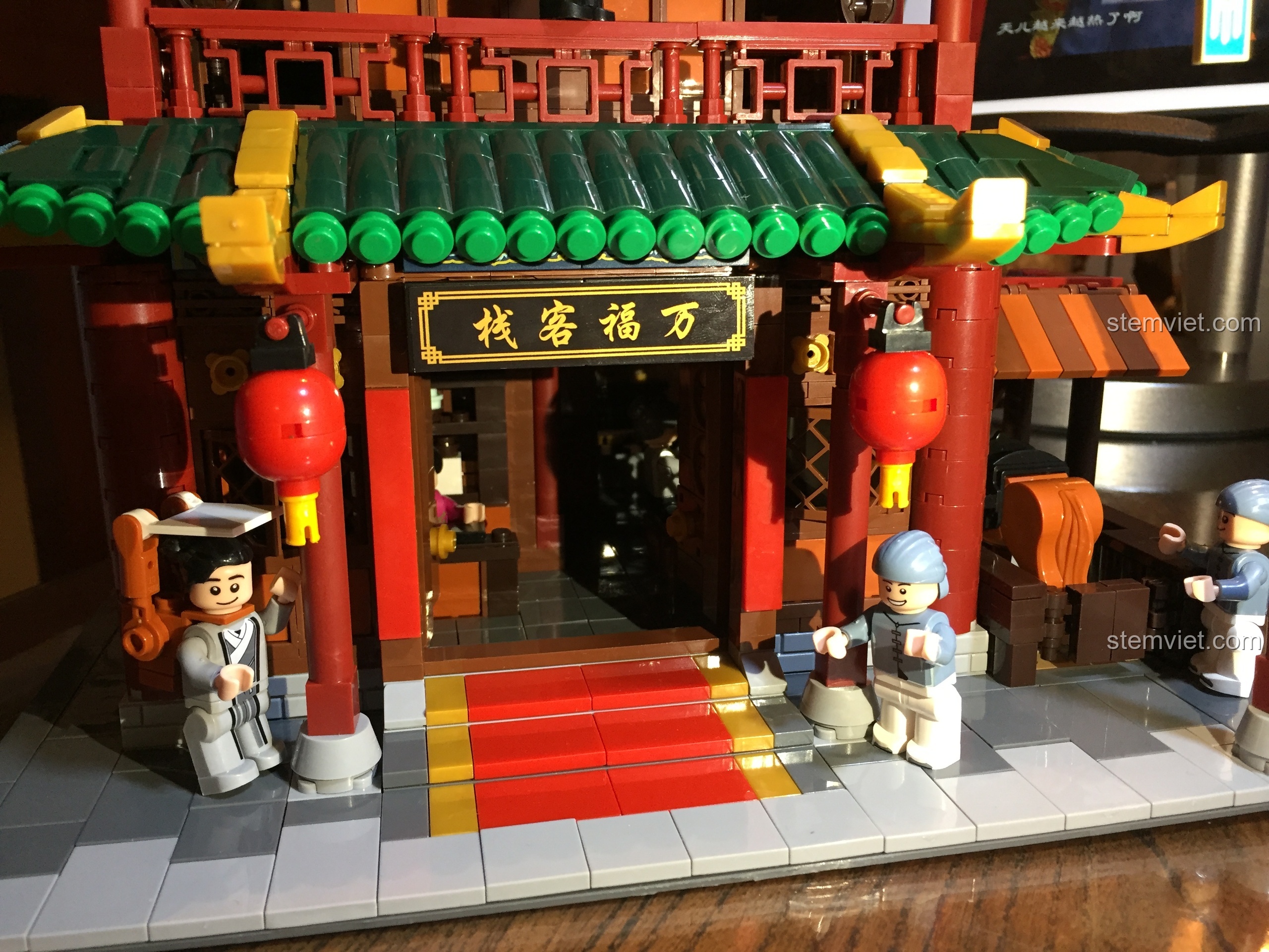 Các minifigures cuối cùng của bộ XINGBAO 1022: hai tiểu nhị, thư sinh và đại hiệp.