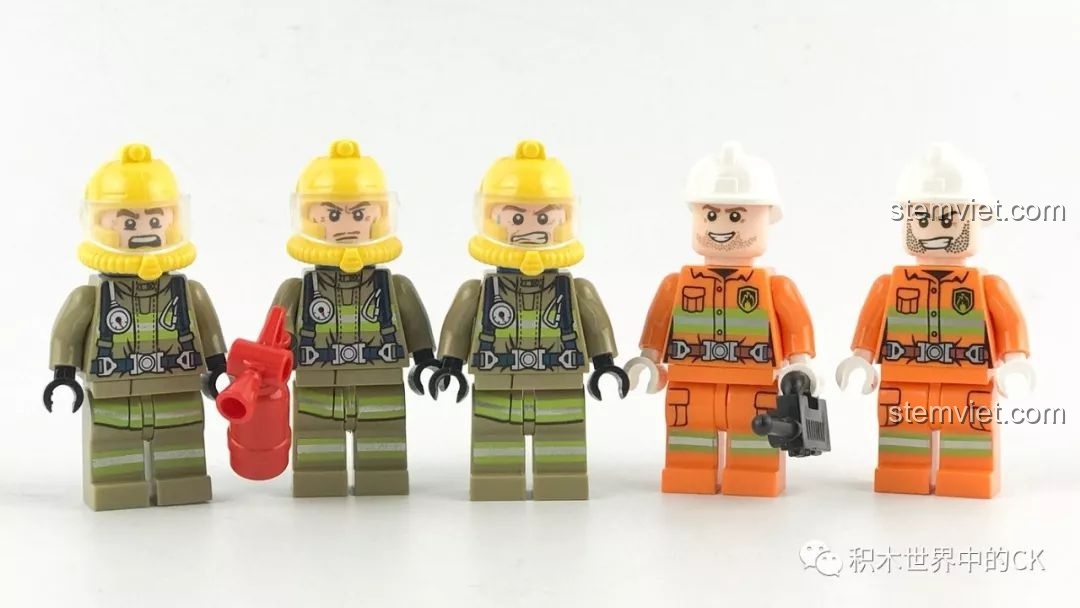 Năm minifigures của bộ QMAN 2809 đứng dàn hàng ngang, bao gồm lính cứu hỏa với bình dưỡng khí và nhân viên kỹ thuật.