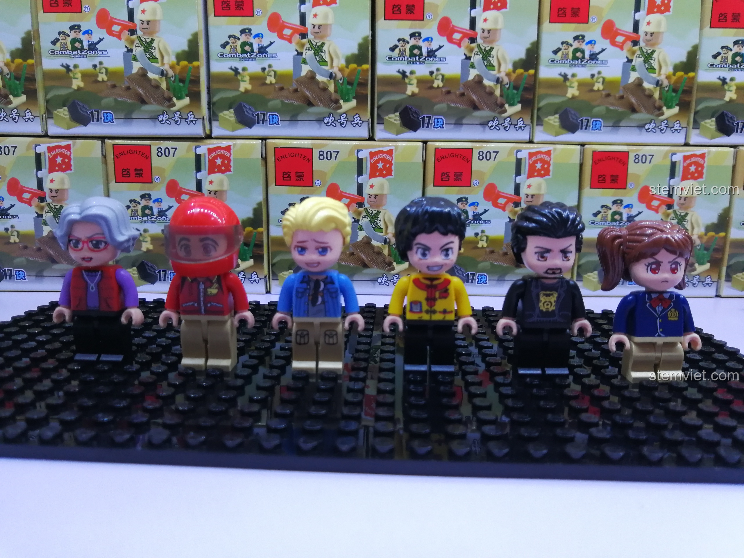 Dàn 6 nhân vật minifigure của bộ QMAN 1137 bao gồm đầu bếp, shipper, phục vụ và các thực khách.