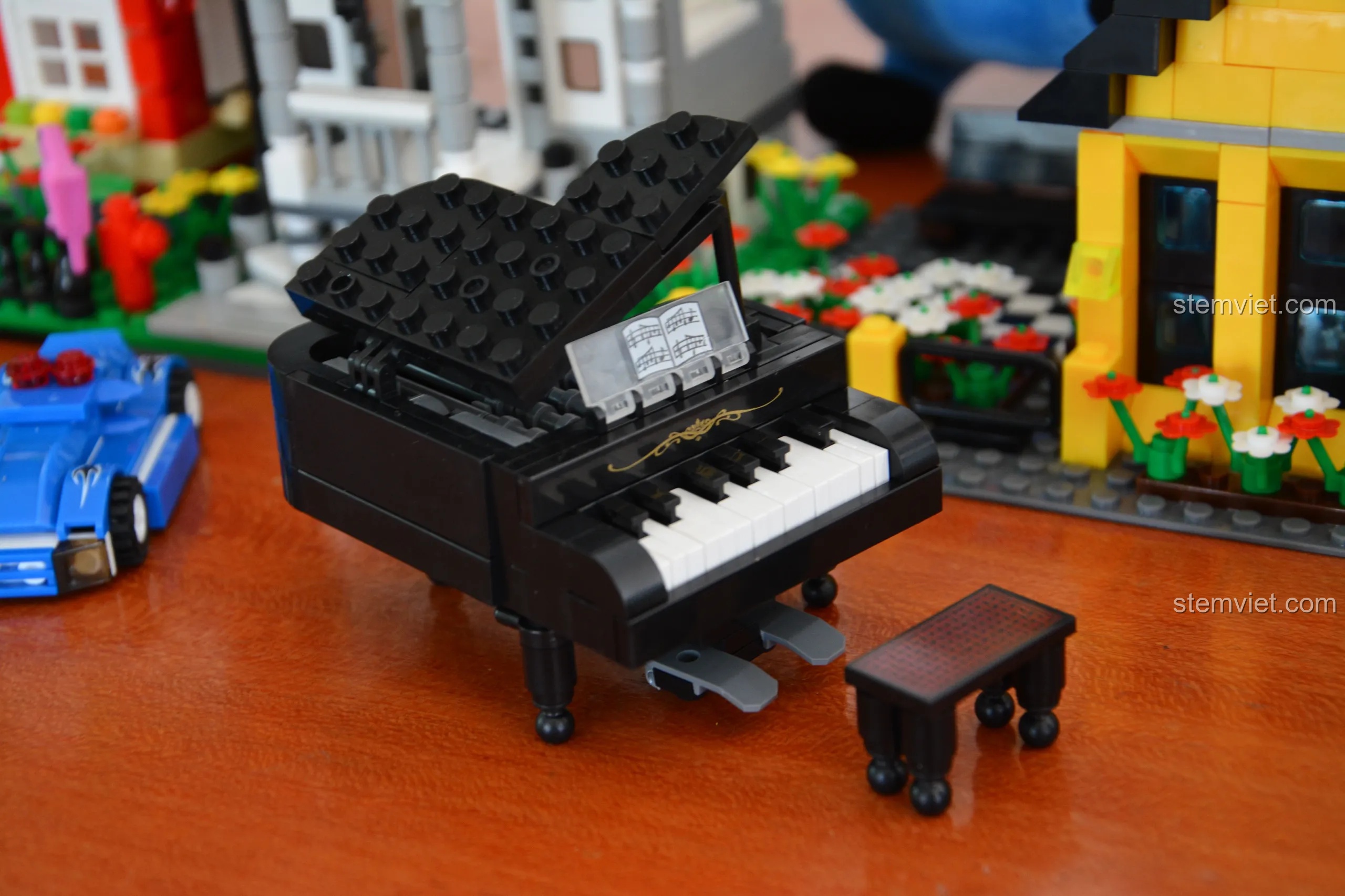 Mô hình đàn piano Enlighten hoàn chỉnh, một chi tiết trang trí đẹp mắt nhưng có chất lượng lắp ráp không cao.