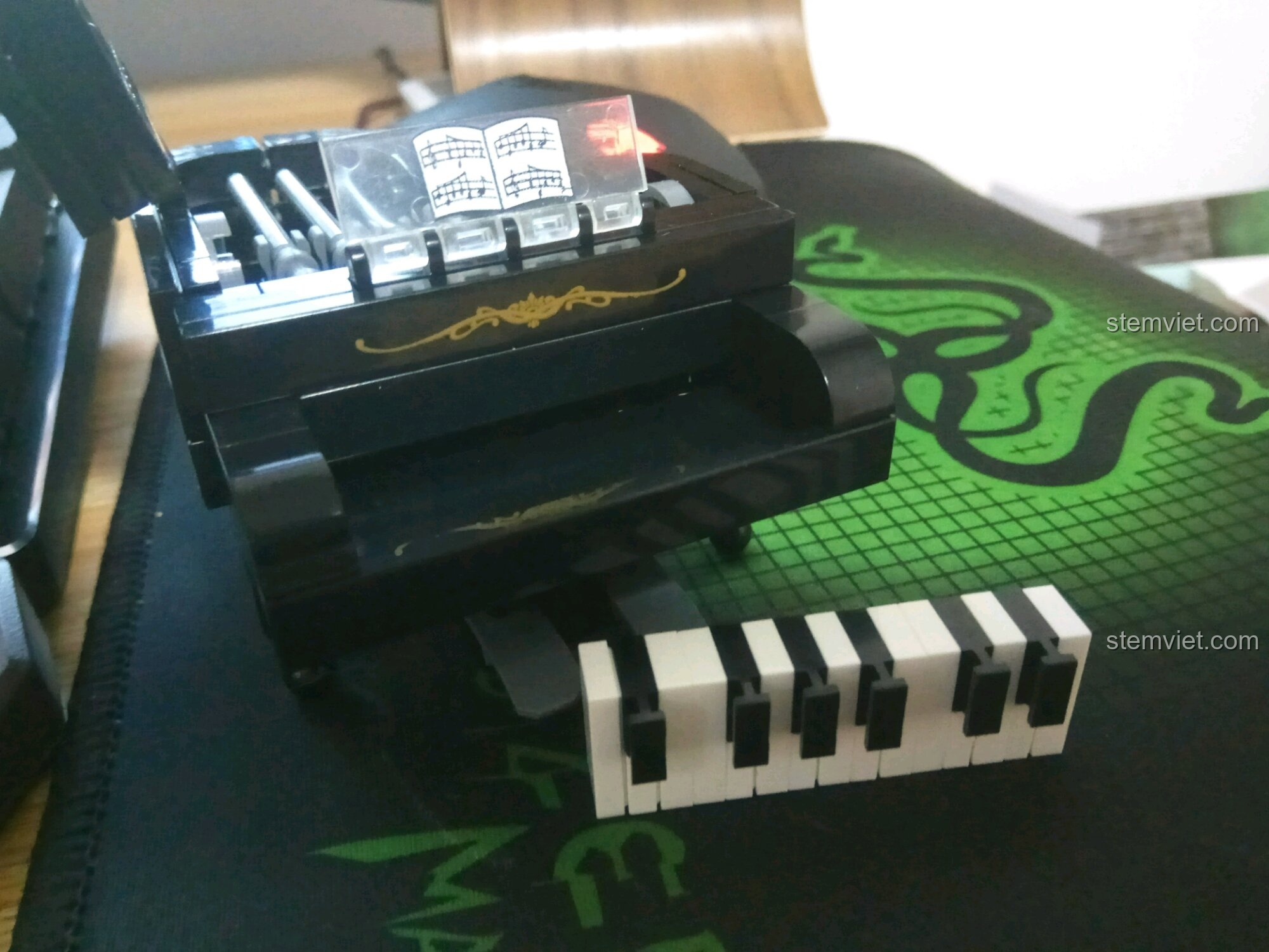 Mô hình Đàn Dương Cầm Cổ Điển QMAN 411 với bàn phím có thể tháo rời, cho thấy sự linh hoạt trong thiết kế và khả năng lắp ráp.