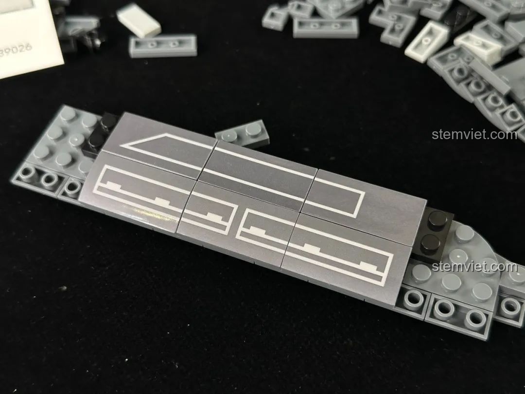 Một chi tiết cánh được dán sticker trang trí trong bộ đồ chơi lắp ghép Sát thủ tàng hình H-20 Panlos Brick.