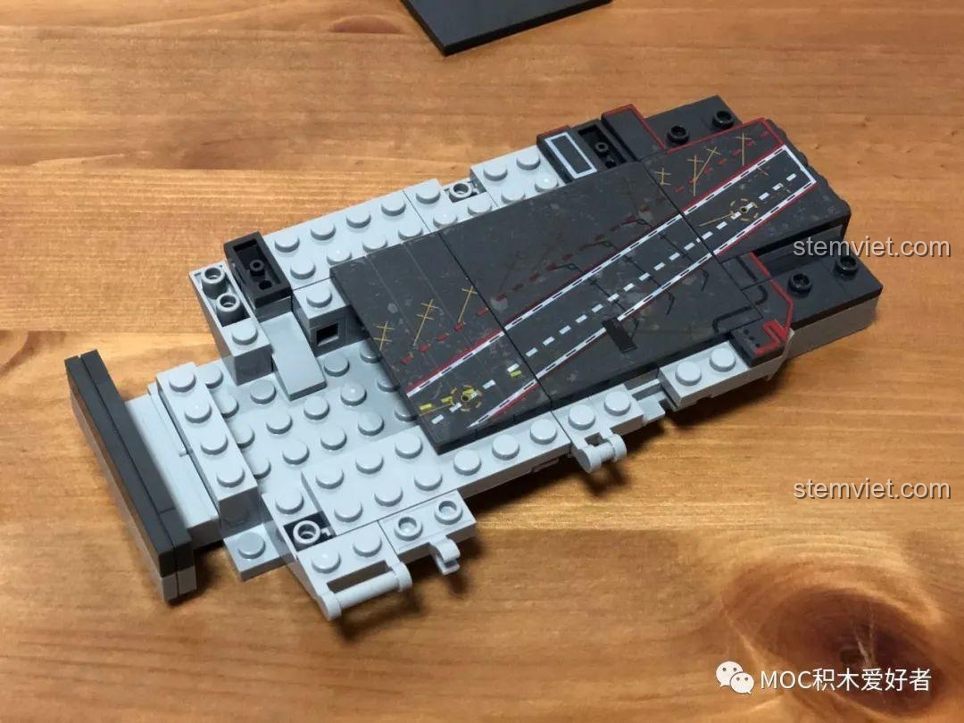 Dán sticker đường băng lên boong chính của mô hình Tàu sân bay Sơn Đông SEMBO 202074.