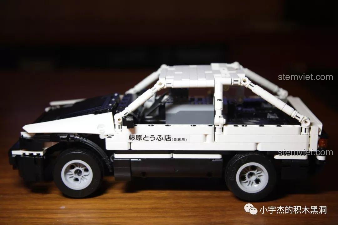 Dán sticker chữ Nhật 'Fujiwara Tofu Shop' lên thân xe của bộ lắp ráp AE86 của Takumi K81.