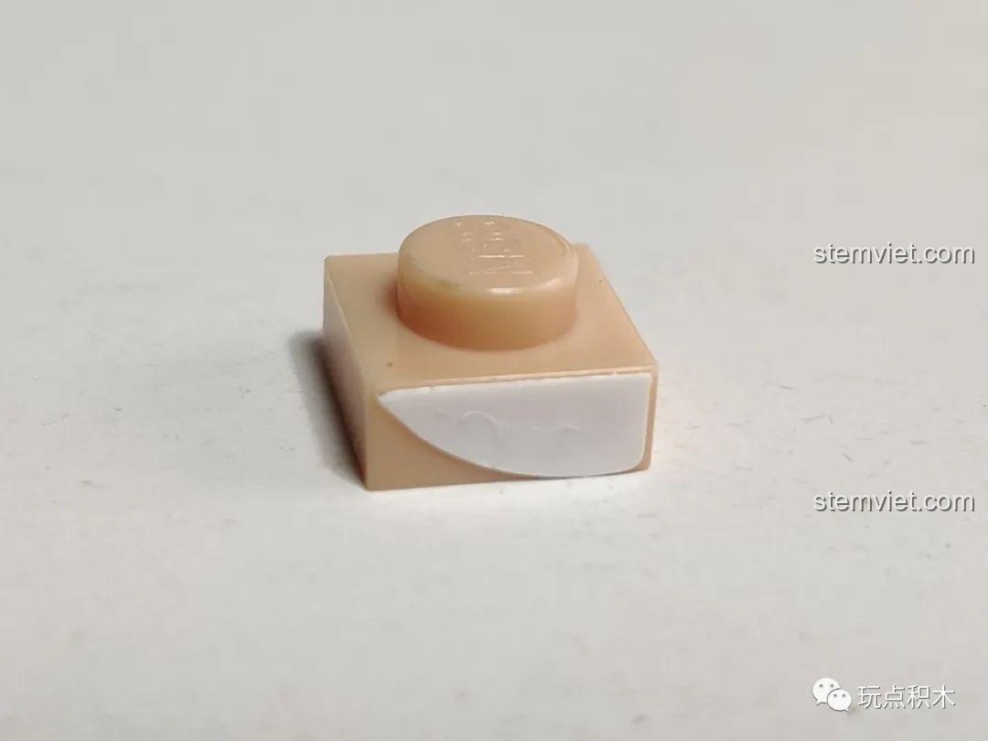 Cận cảnh một mảnh ghép 1x1 của bộ Sluban B0761-08 được dán sticker, đòi hỏi sự khéo léo.