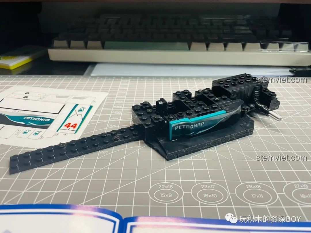 Dán sticker Petronas lên thân xe, tăng thêm độ chân thực cho mô hình xe đua F1 Mercedes KAZI KY6104.