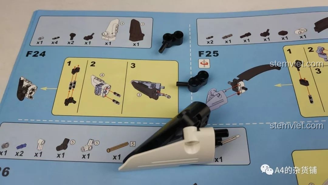 Cận cảnh mô hình CaDA C61016 sau khi đã được dán một phần decal trang trí ở đầu xe.