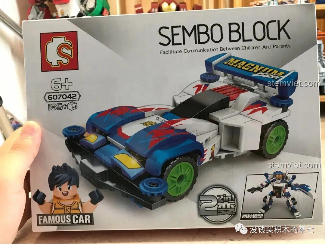 Quá trình dán sticker lên thân xe Magnum Saber của Sembo 607042, các chi tiết nhỏ cần được căn chỉnh cẩn thận để tạo hình ảnh hoàn chỉnh.