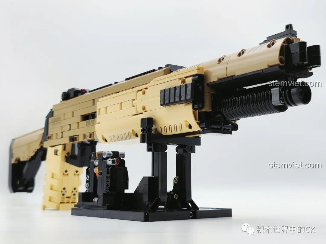 Cận cảnh hộp đạn và các viên đạn nhựa rỗng đi kèm bộ lắp ráp súng shotgun STF-12 JIESTAR 92402, có thể bắn được.