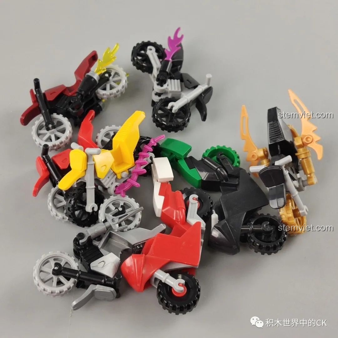 Dàn xe mô tô từ bộ lắp ghép Kamen Rider 818 82232, mỗi chiếc có một màu sắc và thiết kế riêng.