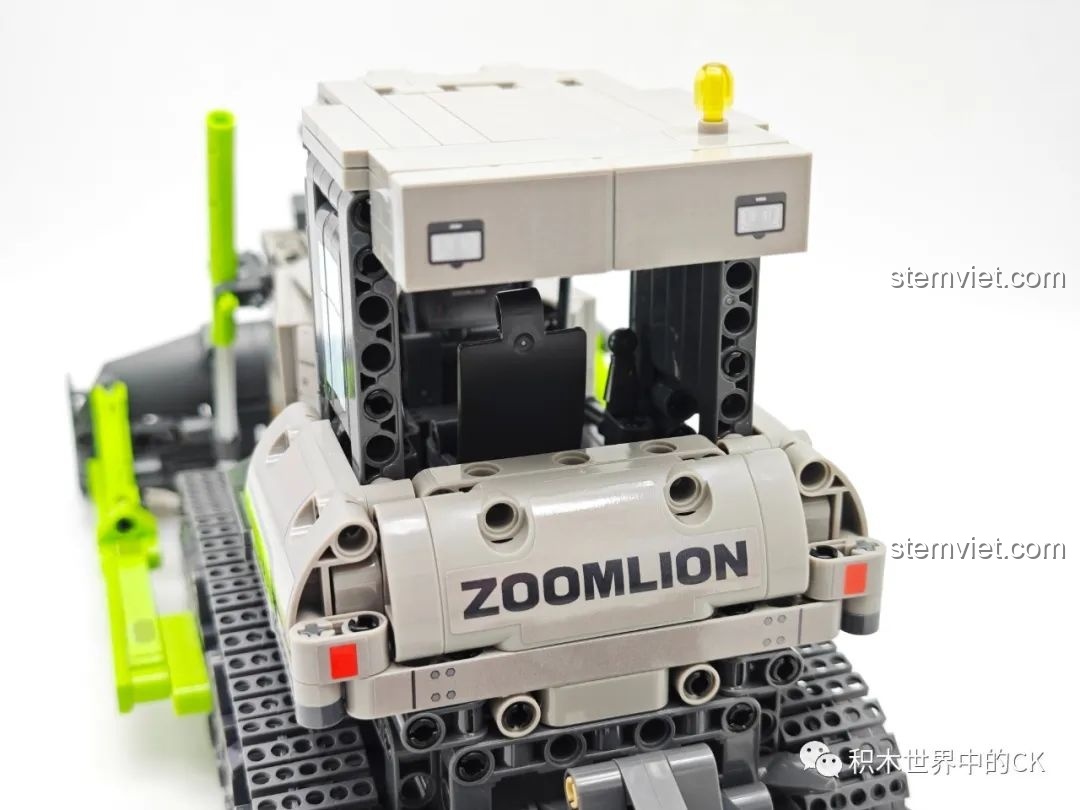 Dàn xới phía sau của đồ chơi lắp ghép Cỗ máy san lấp mặt bằng 5940 giá bình dân, có thể điều chỉnh nâng hạ.