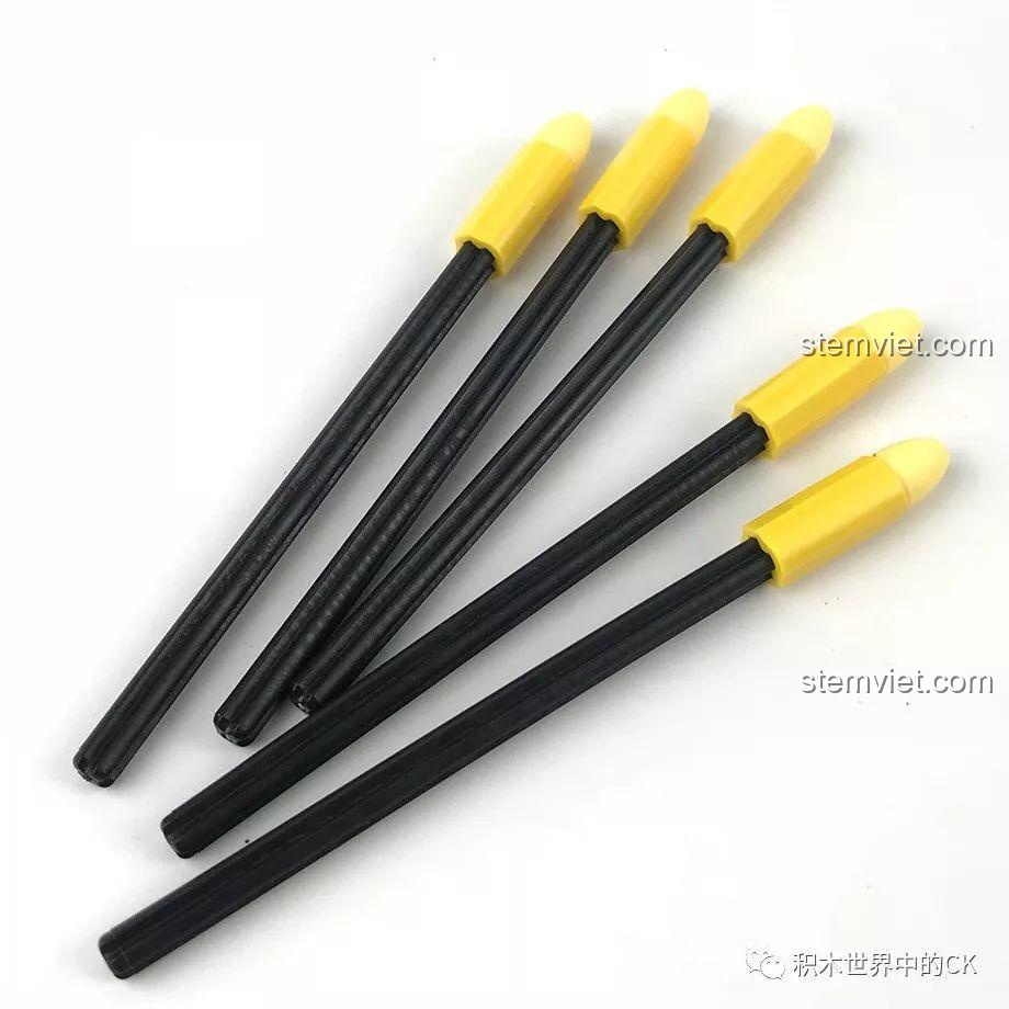 Năm viên đạn bằng nhựa màu đen với đầu bọc cao su mềm màu vàng, đảm bảo an toàn khi chơi.