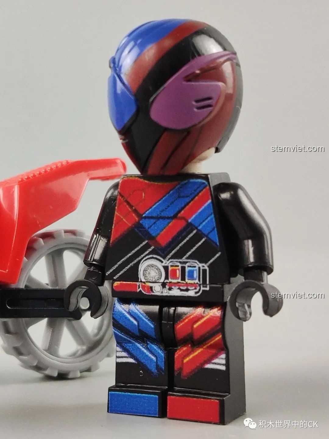 Cận cảnh minifigure Kamen Rider Build sau khi đội mũ, đánh giá 818 82232 cho thấy mũ được làm rất chi tiết.