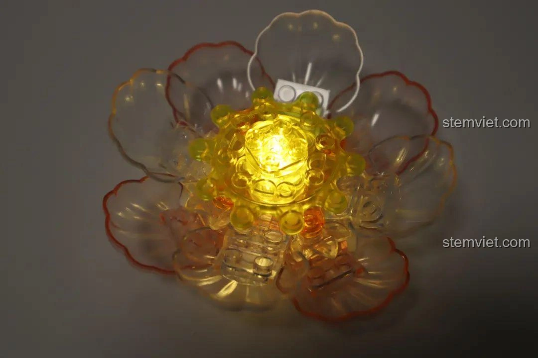 Đế đèn hoa sen bật sáng, tạo hiệu ứng ánh sáng đẹp mắt cho bộ lắp ghép Đại Đường Tứ Mỹ Wekki, đánh giá Wekki 516031 Bộ Lắp Ghép Công Chúa Văn Thành.