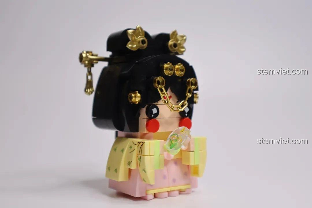 Góc nghiêng mô hình Văn Thành Công Chúa với chi tiết tóc tết và trang phục, đánh giá Wekki 516031 Bộ Lắp Ghép Công Chúa Văn Thành.