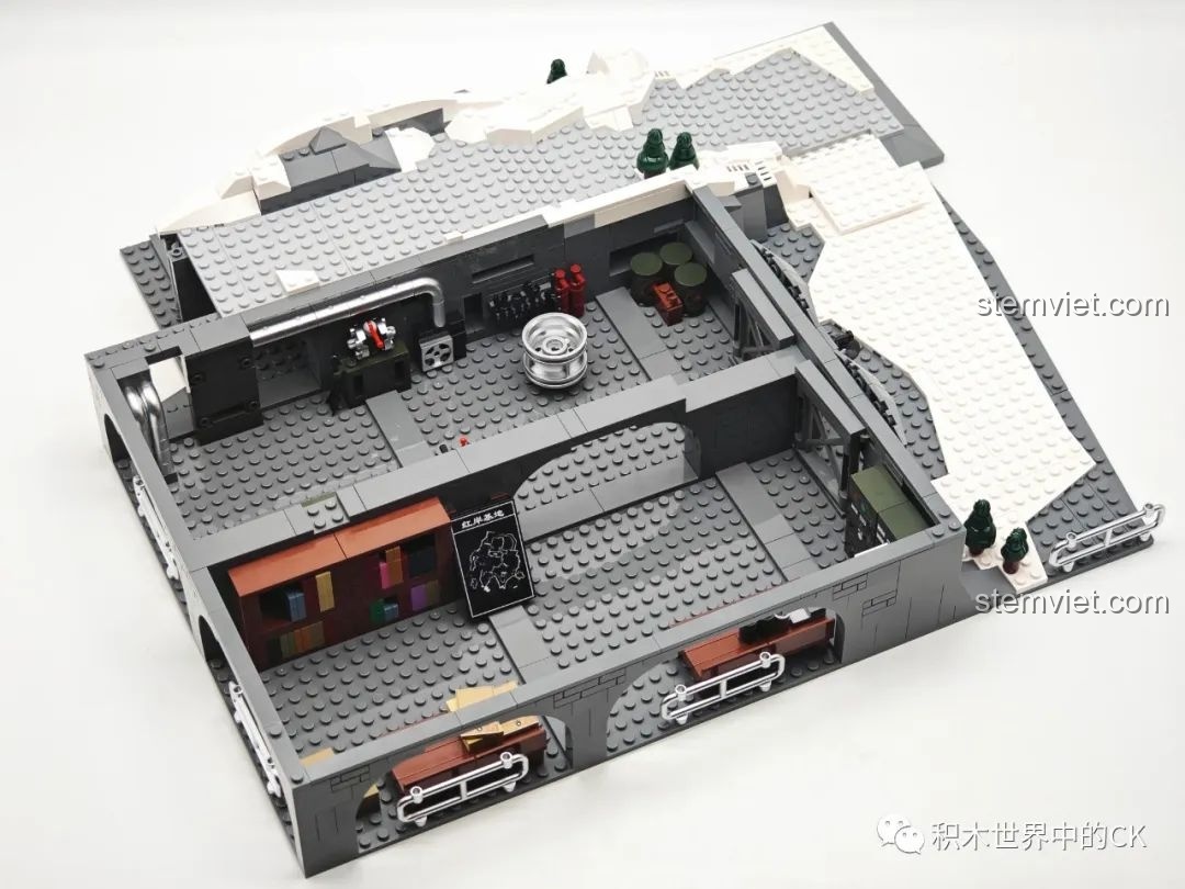 Cấu trúc bên trong của mô hình Hồng Ngạn Cơ Địa Yangheda YHD 900500200020 đang được lắp ráp, lộ rõ các phòng và chi tiết nội thất.