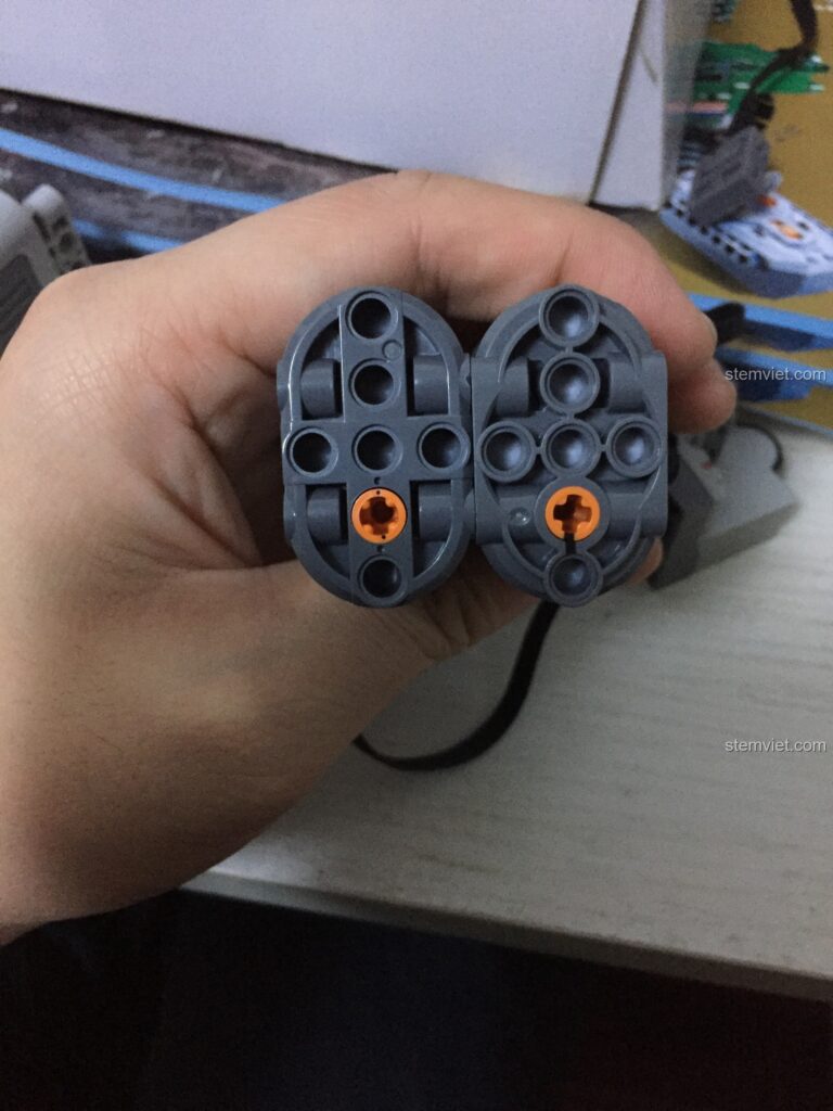 So sánh hai động cơ servo, một của LEGO và một của Double Eagle, cho thấy sự khác biệt về cấu trúc.