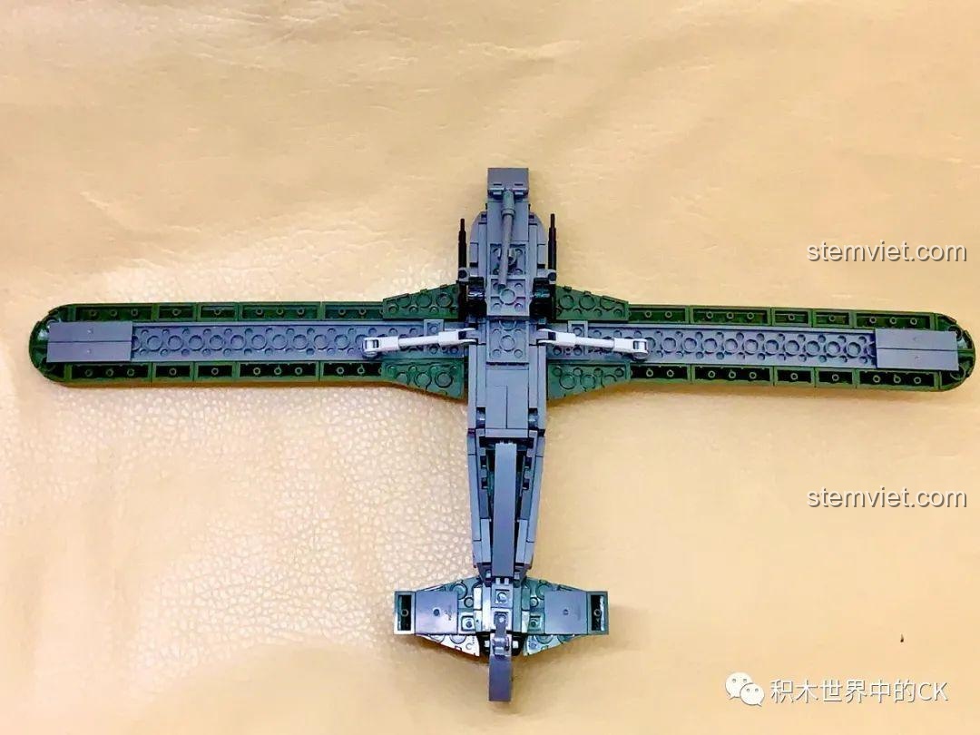 Đánh giá bộ xếp hình Máy bay Thế chiến II DFS-230 Enlighten 21022: Cấu trúc dưới bụng máy bay.