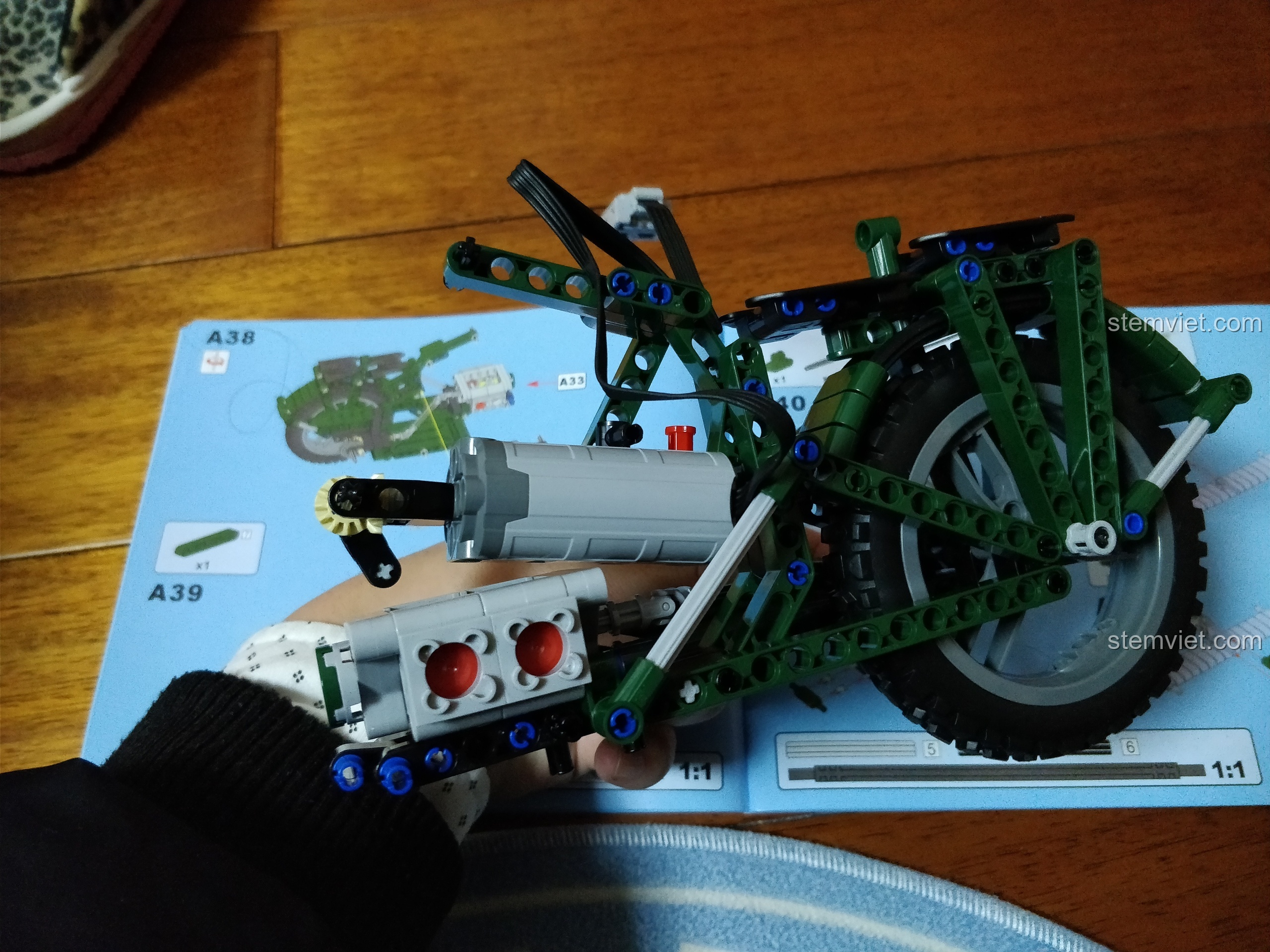 Cụm đầu xe của mô hình CaDA C51021 với đèn pha và tay lái được lắp ráp hoàn chỉnh.