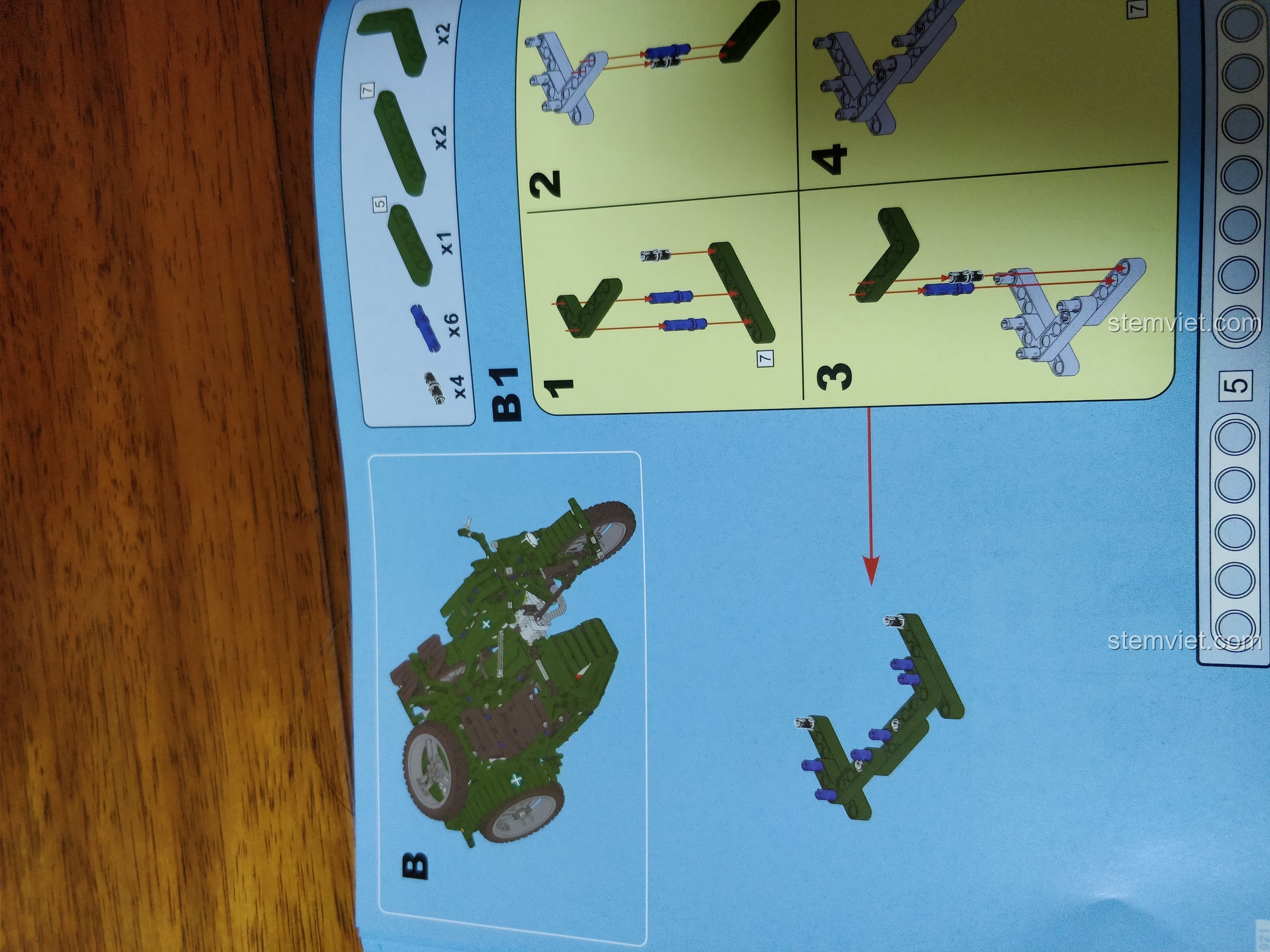 Lắp bánh xe thứ ba vào thùng xe của mô hình xe máy quân sự có thùng CaDA C51021.