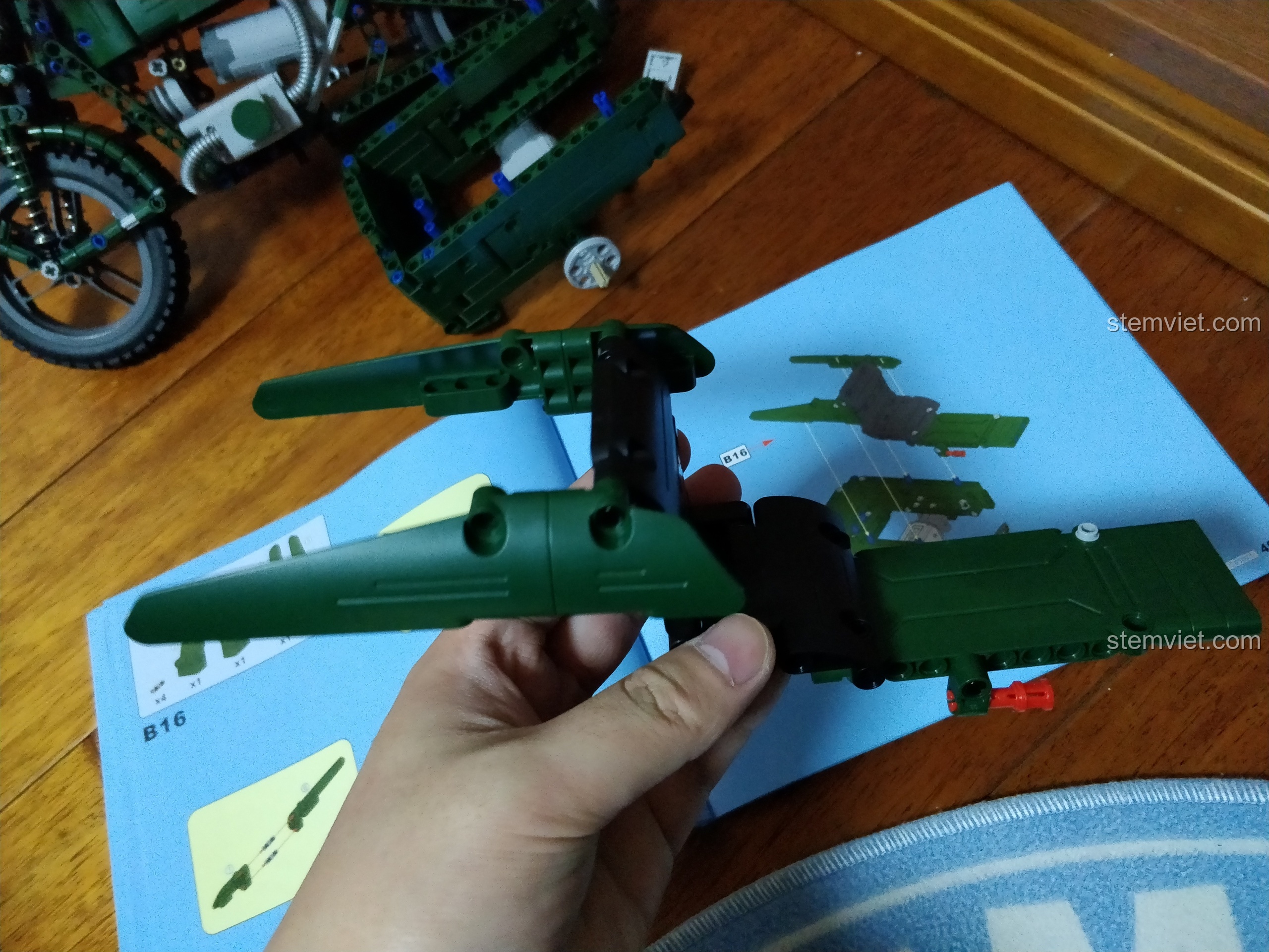 Mô hình CaDA C51021 với màu xanh quân đội đặc trưng, thể hiện sự mạnh mẽ và nam tính.