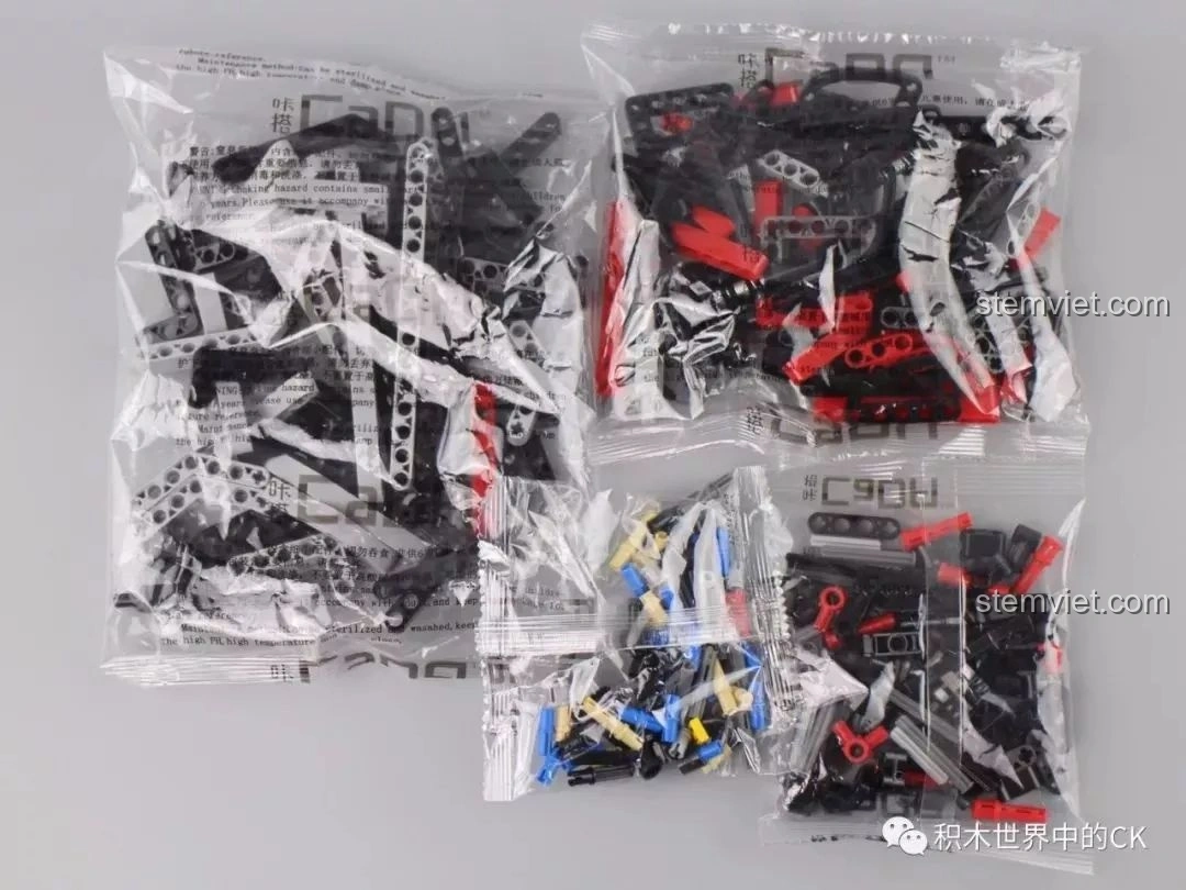 Các túi chi tiết từ hộp số 4 của bộ lắp ráp CaDA C61006 Jeep Wrangler Rubicon, chứa các mảnh ghép màu đỏ.