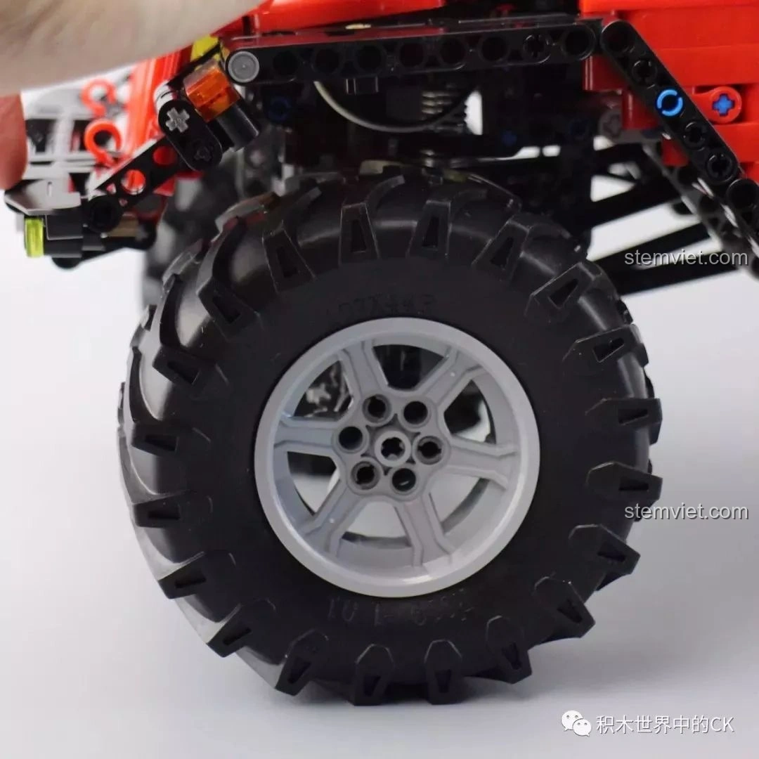 Mô hình đồ chơi xây dựng CaDA C61006 Jeep Wrangler Rubicon nhìn từ phía sau, chi tiết đèn hậu.