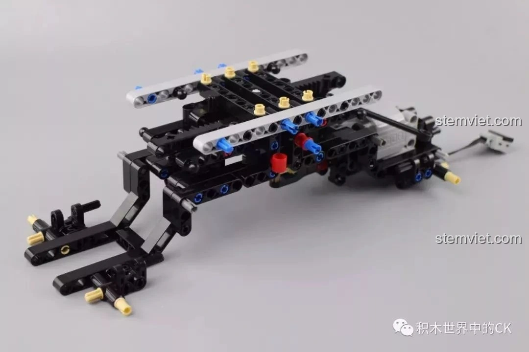 Quá trình lắp ráp khung gầm của bộ đồ chơi lắp ráp CaDA C61006 Jeep Wrangler Rubicon.