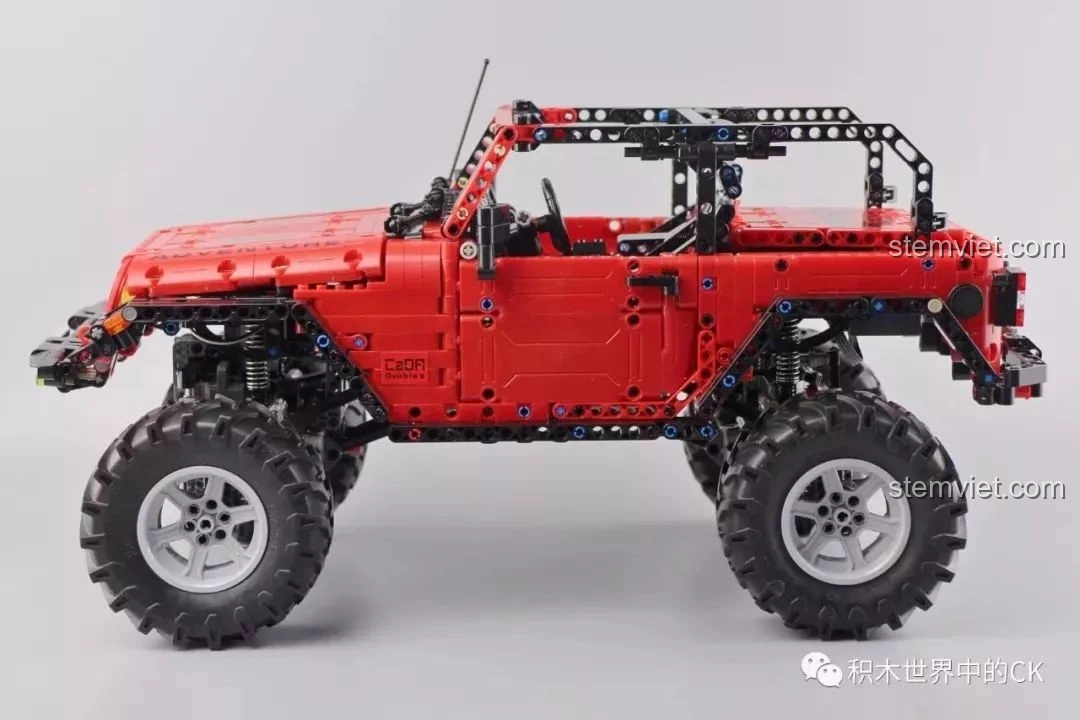 Mô hình đồ chơi xây dựng CaDA C61006 Jeep Wrangler Rubicon nhìn từ phía sau, với đèn hậu và biển số.