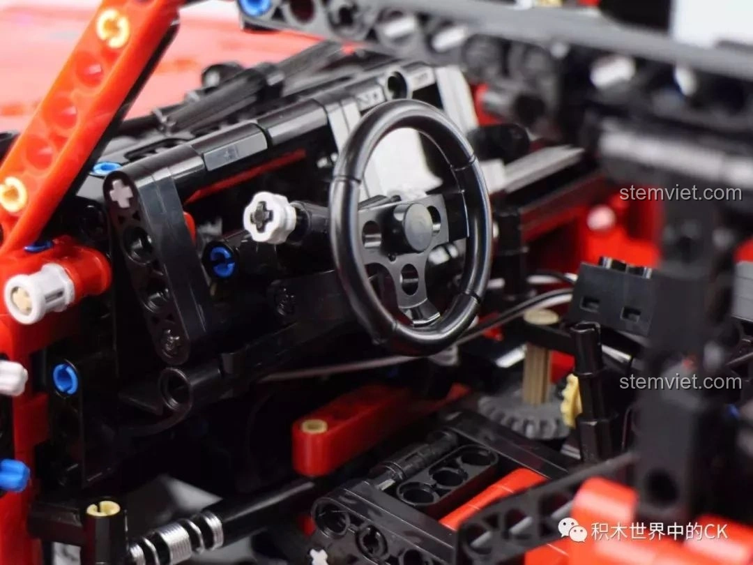 Mô hình đồ chơi lắp ráp CaDA C61006 Jeep Wrangler Rubicon cùng nhân vật Woody và Buzz Lightyear.