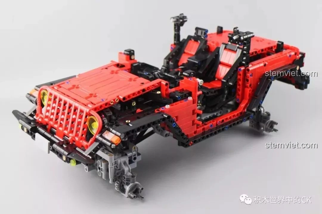 Mô hình đồ chơi lắp ráp CaDA C61006 Jeep Wrangler Rubicon màu đỏ đã hoàn thành, nhìn từ góc trước bên.