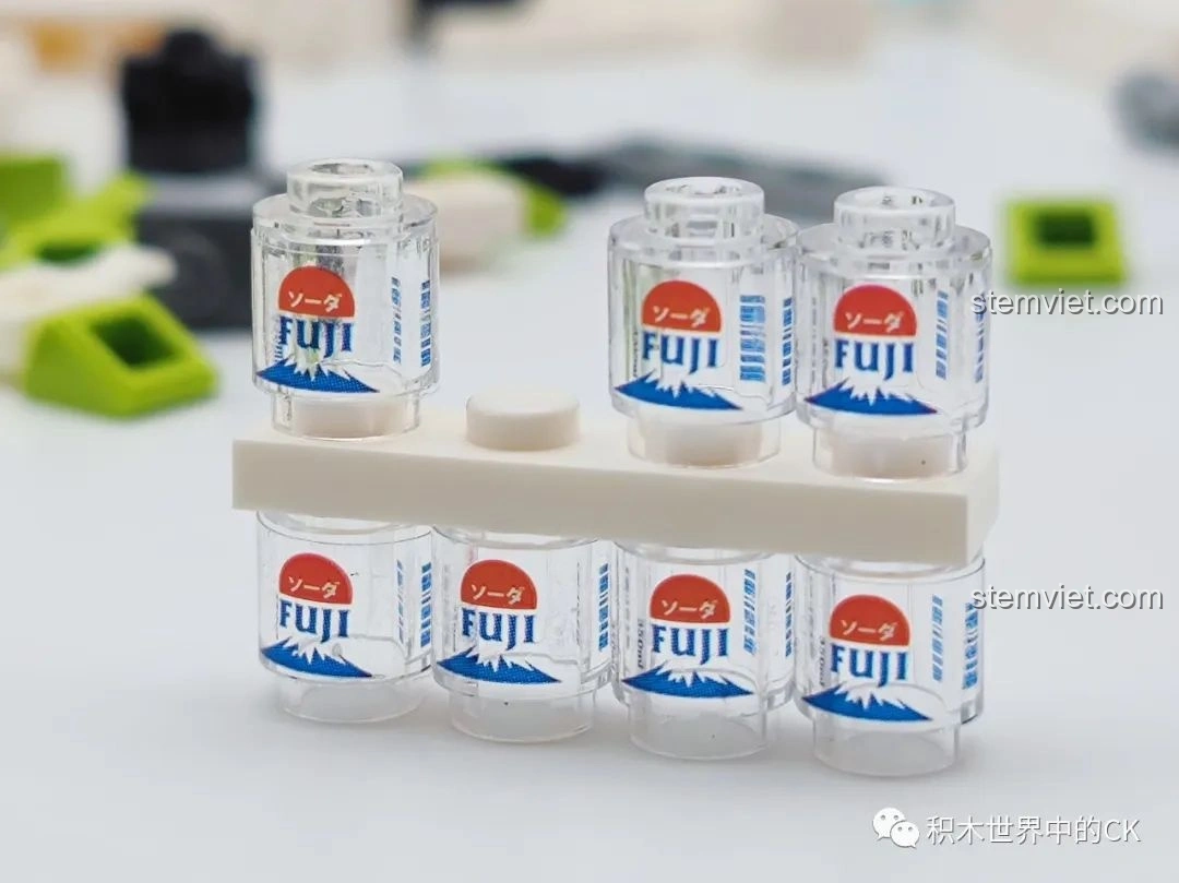 Chi tiết các chai nước ngọt Fuji nhỏ xinh được lắp ráp từ mảnh ghép trong bộ CaDA C66006 Nhà Bánh Bao Nhật Bản.