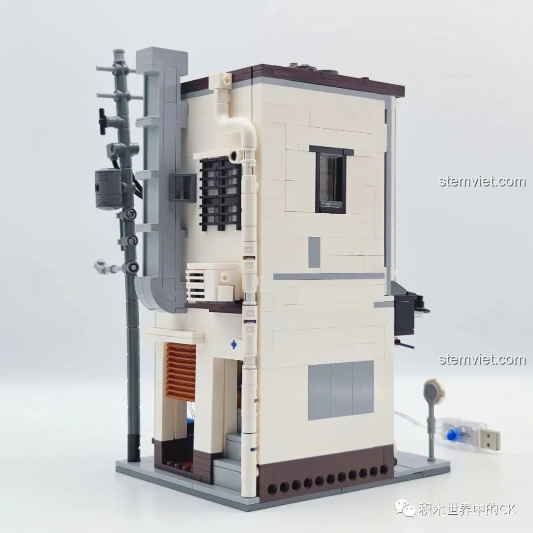 Cận cảnh mặt tiền của mô hình đồ chơi CaDA C66006 Nhà Bánh Bao Nhật Bản, với biển hiệu và quầy hàng.