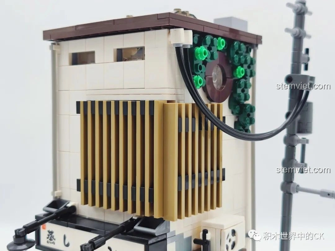 Các chi tiết ống nước và cục nóng điều hòa ở mặt sau mô hình đồ chơi CaDA C66006 Nhà Bánh Bao Nhật Bản, tăng tính chân thực.