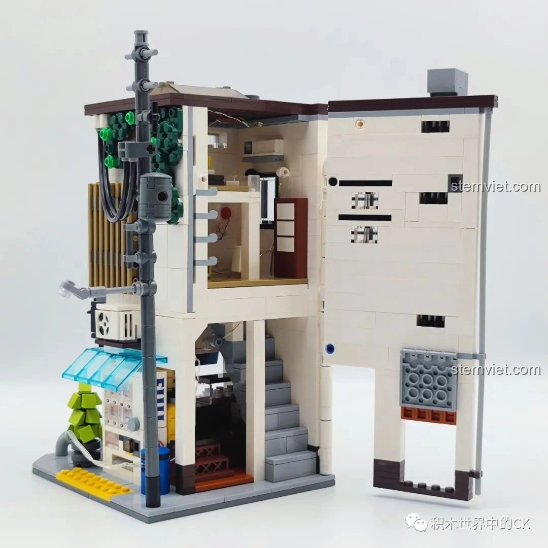 Một góc nhìn khác về nội thất tầng trên của mô hình đồ chơi CaDA C66006 Nhà Bánh Bao Nhật Bản, thể hiện sự sắp xếp gọn gàng.