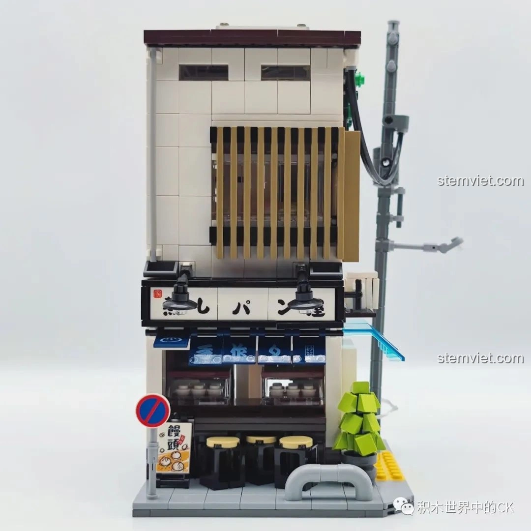 Mô hình đồ chơi CaDA C66006 Nhà Bánh Bao Nhật Bản hoàn chỉnh nhìn từ góc trước bên phải, với biển hiệu và mái hiên.