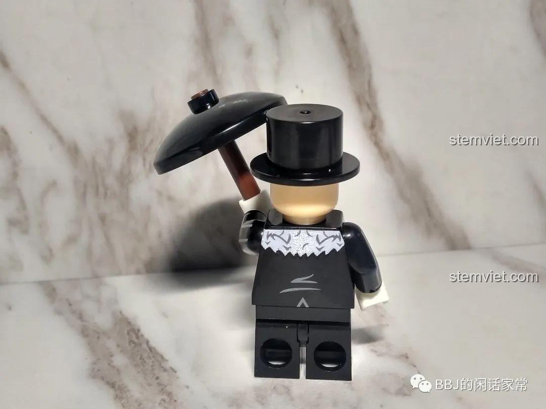 Mặt sau của minifigure Penguin 1022, cho thấy chi tiết in cổ áo và đôi chân ngắn có khớp độc đáo.