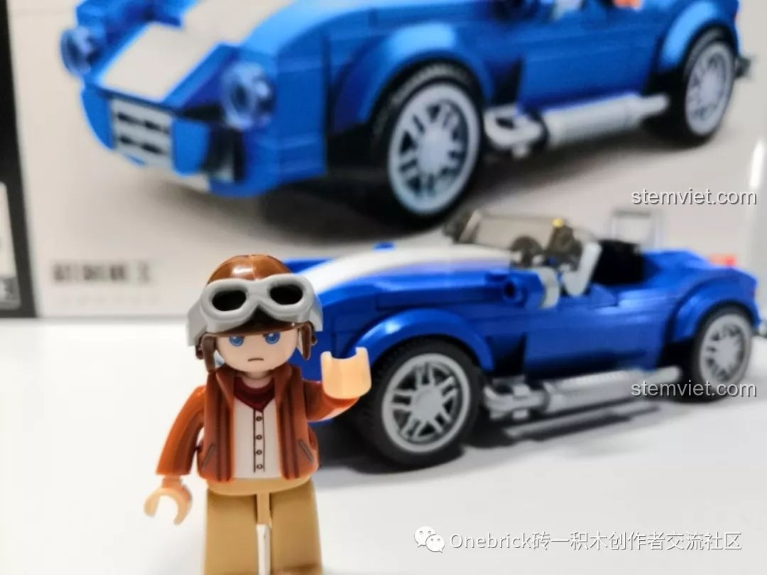 Cận cảnh minifigure phi công và chiếc xe thể thao mui trần Sluban M38-B0706A, một sự kết hợp hoàn hảo.