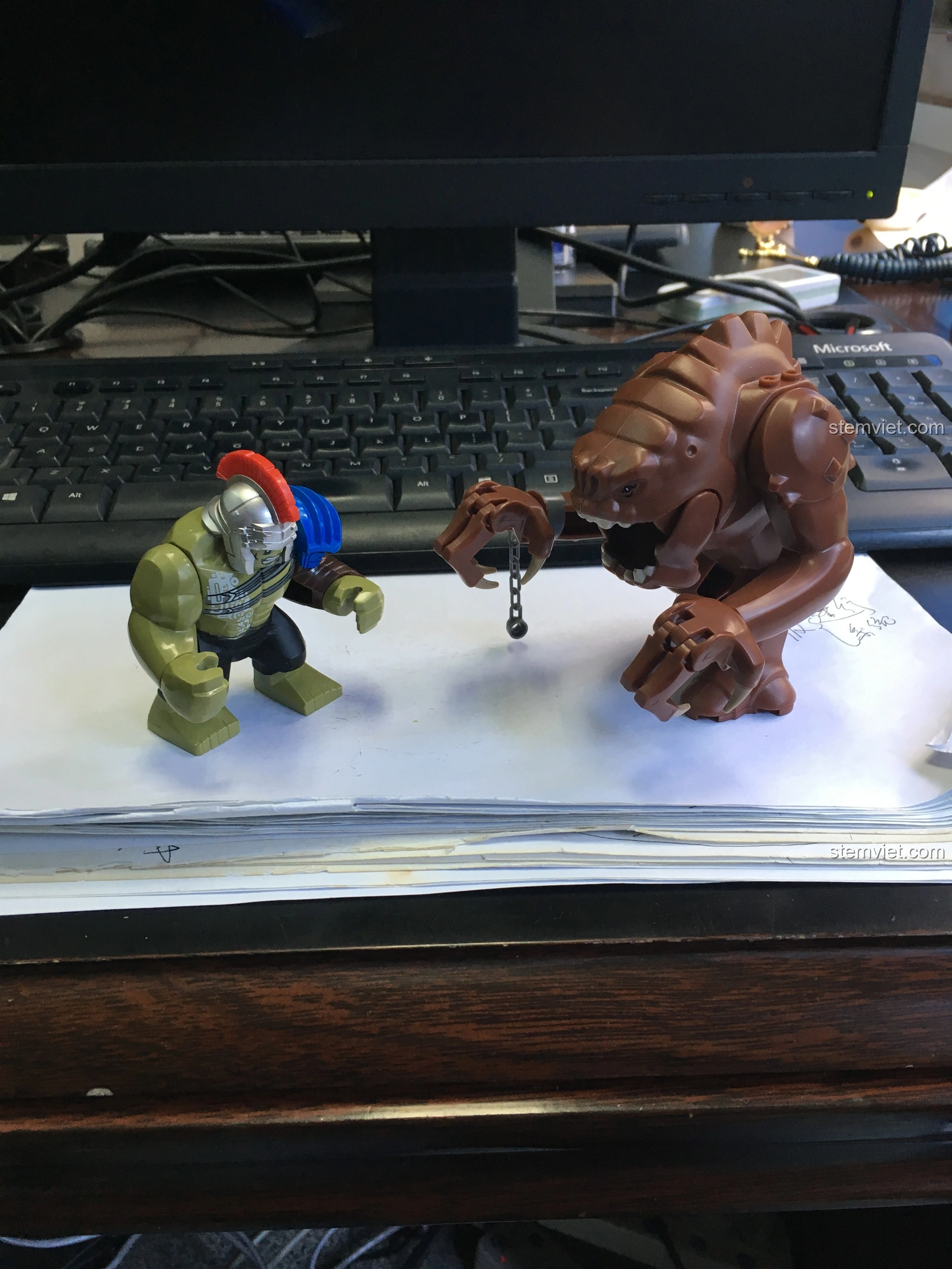 Mô hình Hulk Đấu Sĩ Decool 0281 đối đầu với một mô hình quái vật Rancor, tạo nên cảnh tượng chiến đấu đầy kịch tính.