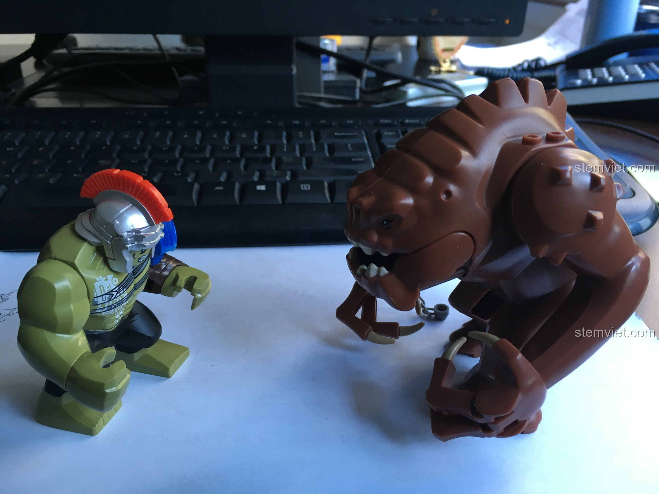 Cận cảnh Hulk Đấu Sĩ Decool 0281 và quái vật Rancor trong tư thế đối đầu, thể hiện sự căng thẳng và sẵn sàng giao chiến.