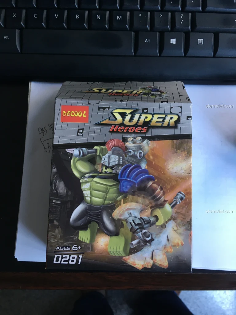 Hộp đồ chơi lắp ráp Decool 0281 Hulk Đấu Sĩ, bao bì bắt mắt với hình ảnh Người Khổng Lồ Xanh mạnh mẽ, thu hút mọi ánh nhìn.