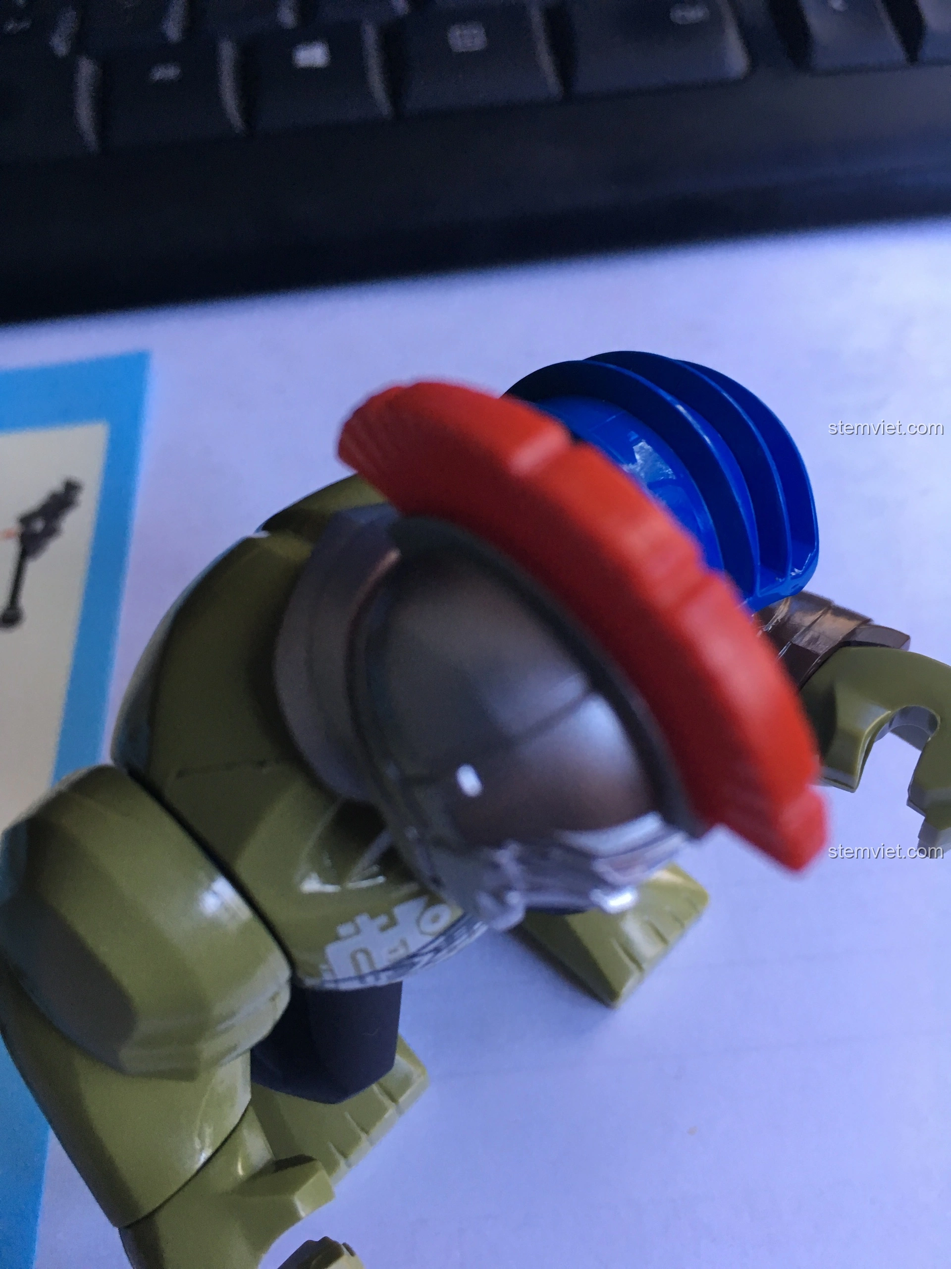 Cận cảnh mũ giáp đấu sĩ của Hulk Đấu Sĩ Decool 0281, màu kim loại rất chuẩn và chi tiết mũ có thể xoay được.