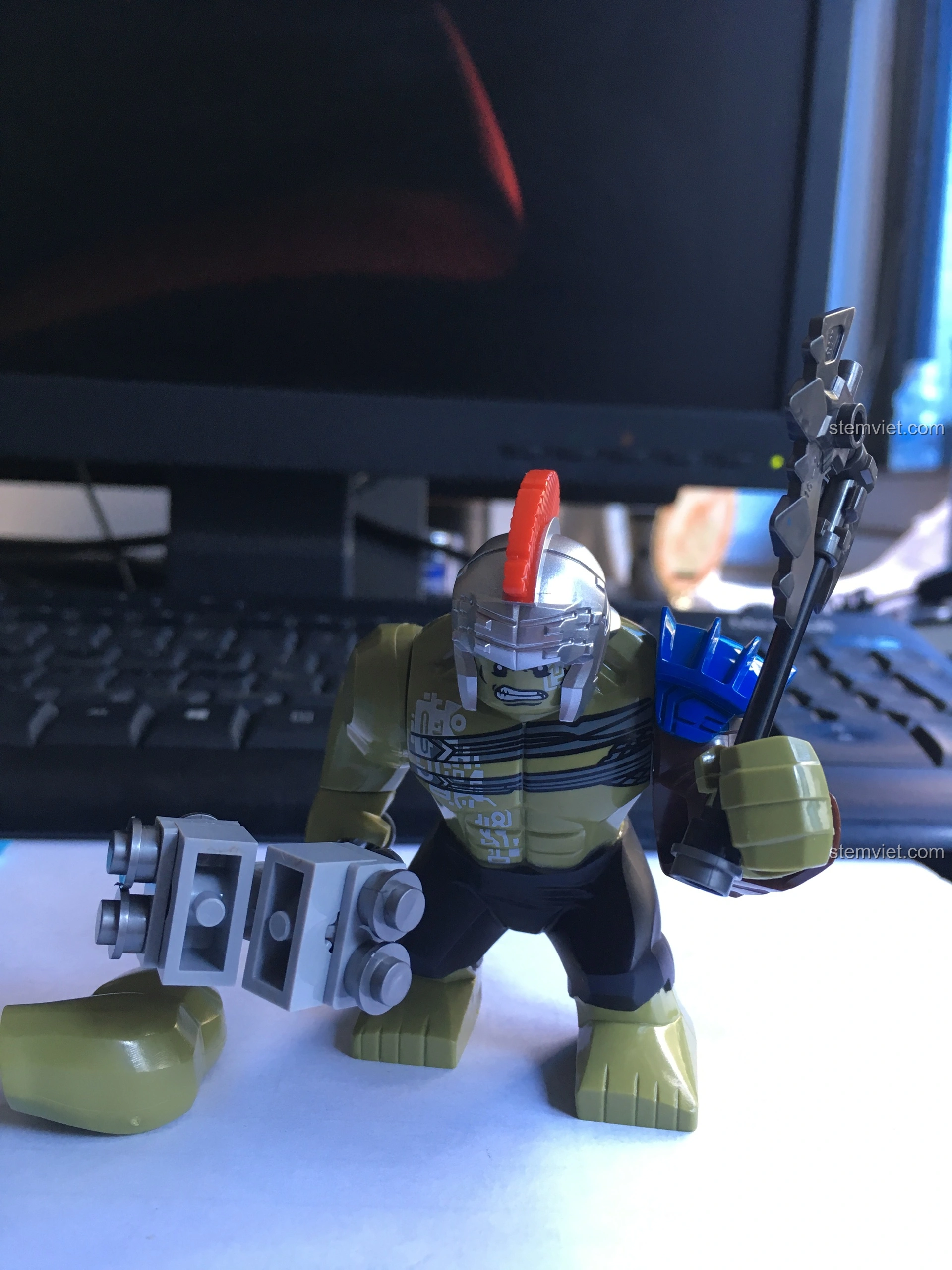 Mô hình Hulk Đấu Sĩ Decool 0281 đã lắp ráp xong một phần, cầm rìu chiến và búa chiến, sẵn sàng cho trận đấu.