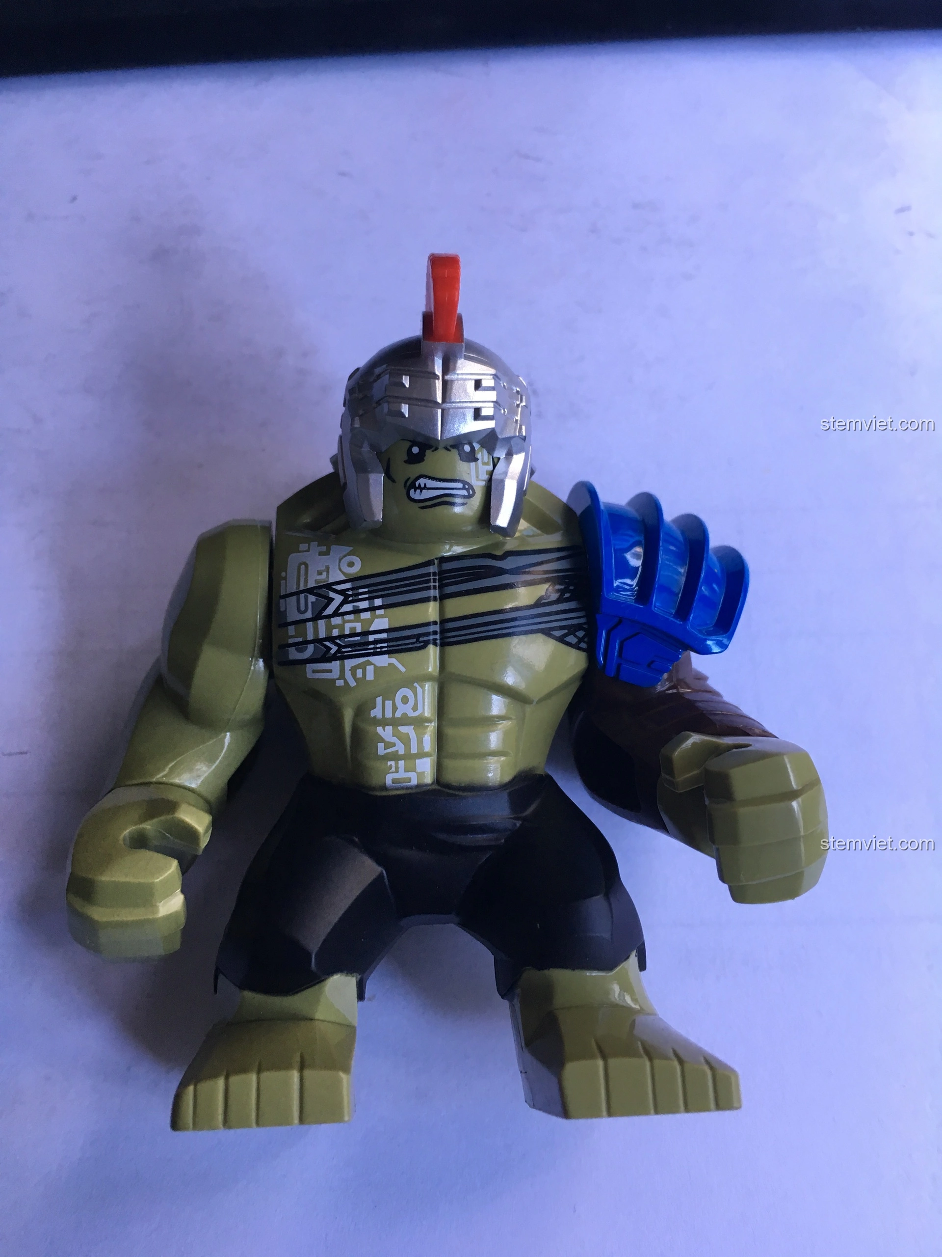 Mô hình Hulk Đấu Sĩ Decool 0281 đứng thẳng, thể hiện rõ các chi tiết giáp vai xanh và mũ giáp đấu sĩ, màu sắc chuẩn.