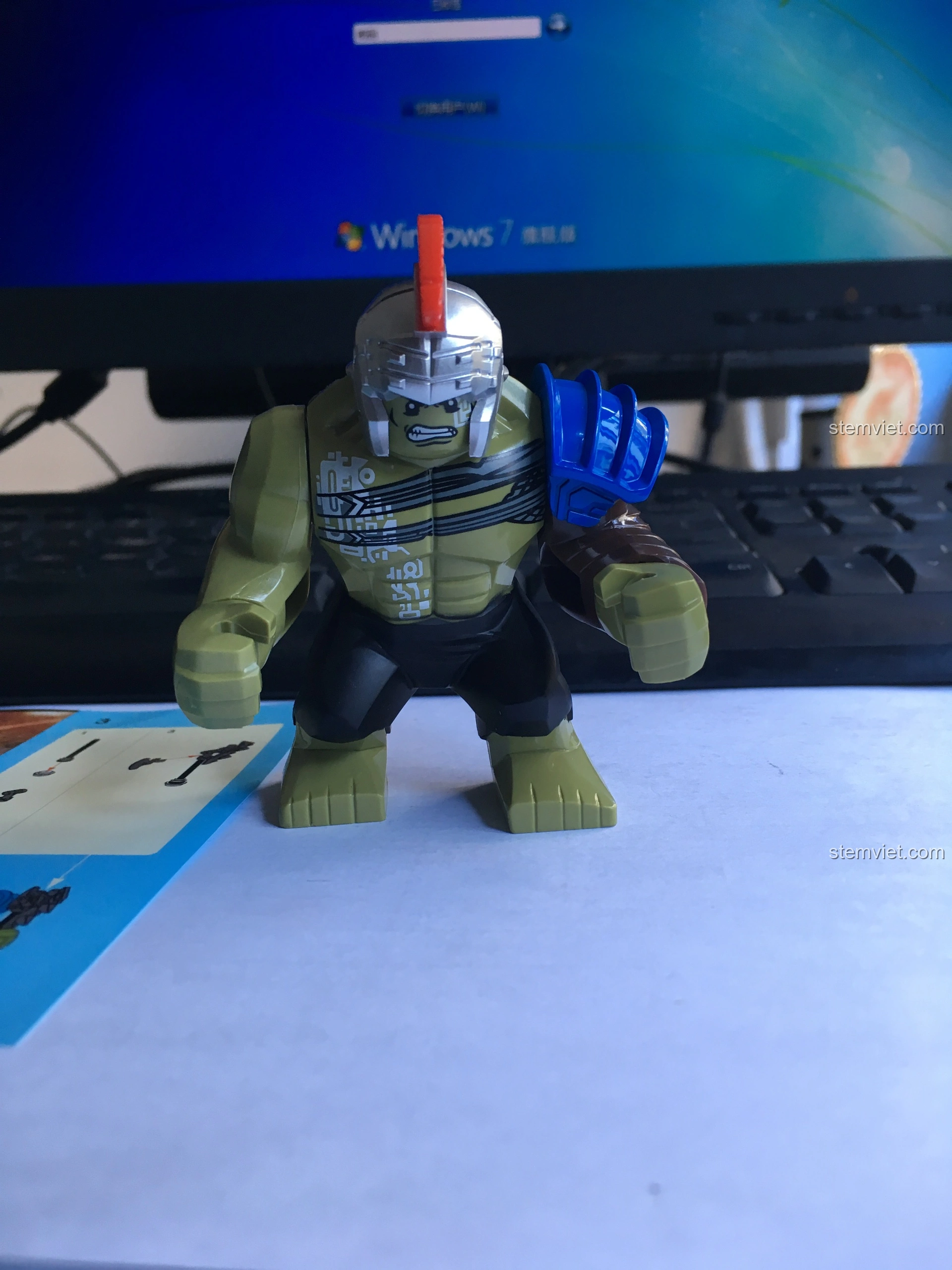 Mô hình Hulk Đấu Sĩ Decool 0281 với tư thế chiến đấu, thể hiện sự mạnh mẽ và sẵn sàng tấn công, chi tiết in ấn rõ ràng.