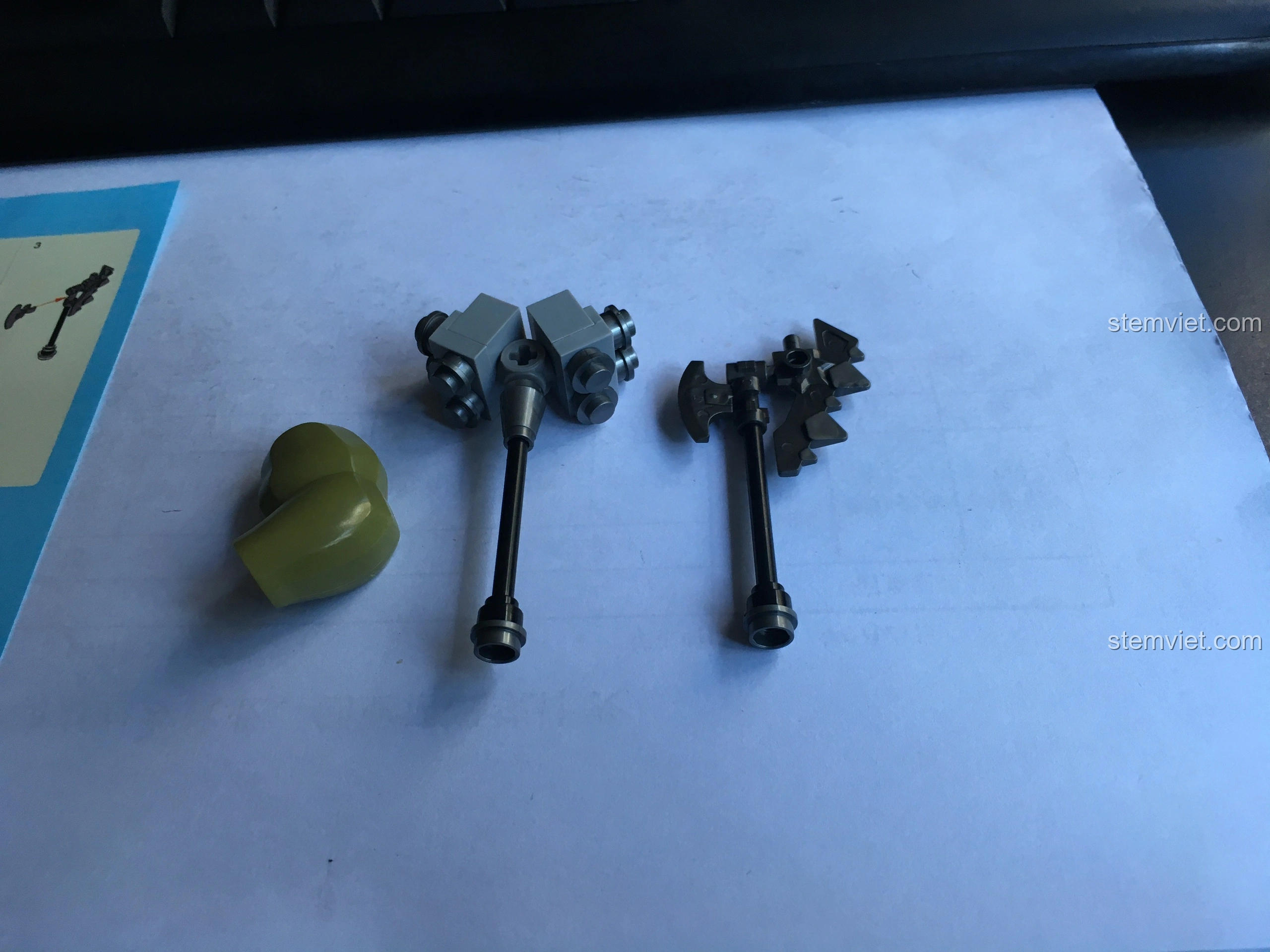 Hai vũ khí đi kèm mô hình Hulk Đấu Sĩ Decool 0281: một rìu chiến và một búa chiến, thiết kế chi tiết và sắc sảo.